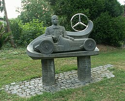 Monument ter ere aan Rudolf Caracciola en Mercedes-renmotors.