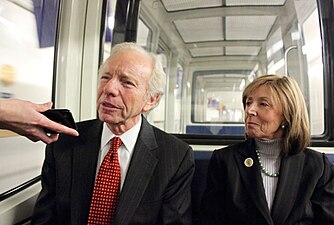 Le sénateur Joseph Lieberman et son épouse Hadassah à bord en 2011.