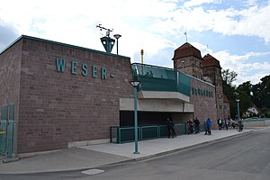 Straßenbrücke über das Unterwasser der Weserschleuse Minden vor dem Untertor, dahinter die Türme am Untertor der Schachtschleuse