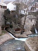 Esquina aislada en el corazón del casco antiguo de Mostar caracterizado por el estilo otomano mediterráneo