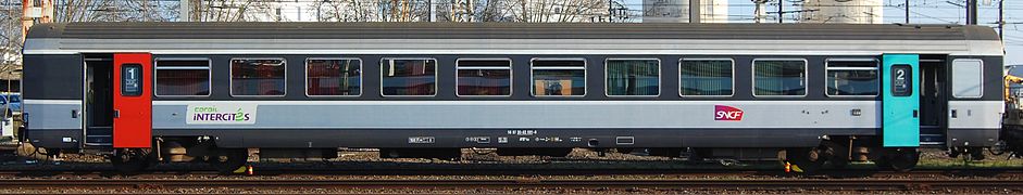 Voiture Corail mixte, chaque porte d'accès ayant la couleur de sa classe.