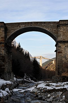 L'ancien pont sur la route du col du Simplon avec, en arrière plan, le pont du Ganter (1976 - 1980).