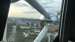 Vue sur Bruxelles depuis l'intérieur de l'Atomium