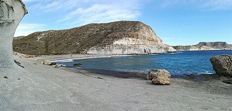 Vista desde el sur. Al fondo, Mesa Roldán.