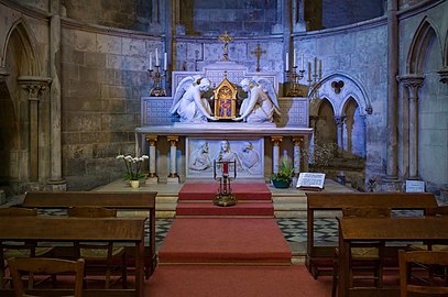 Des statues d'anges blanches portent une espèce de chapelle