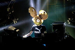 Deadmau5正在表演，攝於2014年