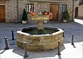 Fontaine fleurie sur une placette du village.