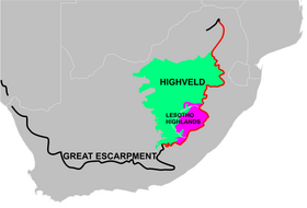 Um mapa da África do Sul mostrando o platô central delimitado pela Grande Escarpa e sua relação com o Highveld e o Planalto do Lesoto: A porção da Grande Escarpa mostrada em vermelho é oficialmente conhecida como Drakensberg, embora a maioria dos sul-africanos pense no Drakensberg como apenas na porção da escarpa que forma a fronteira entre KwaZulu-Natal e Lesoto. Aqui, a escarpa sobe até a sua maior altura, mais de 3000 m.