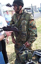 En soldat från Tyska armén demonstrerar MP7A1.