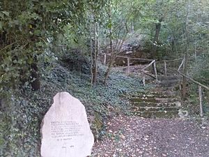 Pierre commémorative le long du chemin menant à l'abri