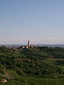 Chiesa parrocchiale dei Santi Fermo e Rustico in Monte di Colognola ai Colli. All'orizzonte si possono intravedere gli Appennini.