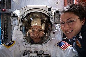 Christina Koch et Jessica Meir se préparant à leur sortie extravéhiculaire, en 2019.