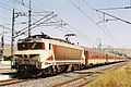 Locomotive E-1301 en tête d'un train de voyageurs.