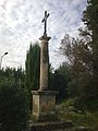 Croix du cimetière et les cyprès qui l'encadrent