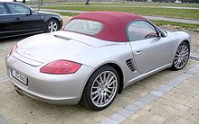 Photographie de la Boxster RS 60 Spyder vue de l'arrière avec ses feux rouges.