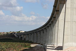 ויאדוקט הרכבת מעל עמק איילון