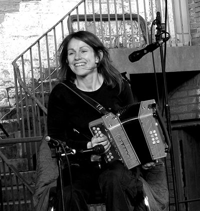 Sharon_Shannon_playing_accordion.jpg