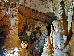 Les stalagmites géantes de la grotte de Tourtoirac.