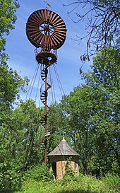 Photographie en couleurs d'une éolienne désaffectée.