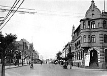 1920年代末的中山路肥城路路口，左侧高桥写真馆后方的义聚合钱庄已建成