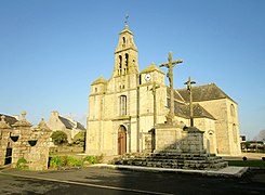 L'église paroissiale Sainte-Thumette et son calvaire : vue d'ensemble.