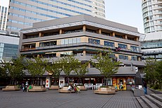 みなとみらい東急スクエア③の外観（画像は旧アット！2ndの頃）、鉄骨鉄筋コンクリート造地上5階建て