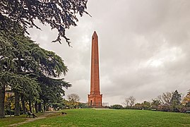 Le sommet de la colline de Jolimont et l'obélisque.