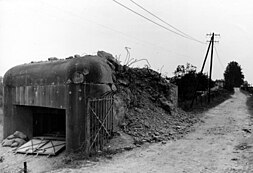 Casemate abandonnée après le pilonnage d'un de ses murs.