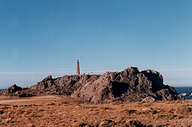 Vue du Cabo Blanco depuis le sud. On remarque le phare de Cabo Blanco (Argentine) situé au nord