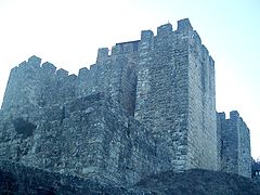 Gruesos muros y torres del castillo de Pombal