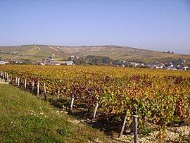 The cirque of the village of Bué