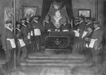 Tenue de loge de soldats allemands dans un temple français et devant le buste de la Marianne maçonnique de Paul Lecreux à Saint-Quentin occupé entre 1914 et 1918.