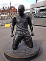 Statue d'un joueur emblématique, Thierry Henry, devant le stade.