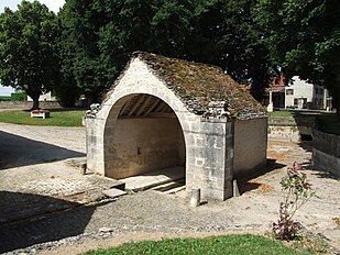 Le lavoir alimenté par la source.