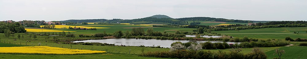 Panoramaaufnahme auf den Glockenborn. Gut zu erkennen sind die beiden Flachwasserseen, die den Großteil des Gebietes ausmachen.