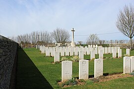 Le cimetière militaire, derrière le cimetière civil.