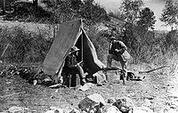 Hayden e o artista Walter Paris no acampamento. Foto do USGS, autoria desconhecida, por volta dos anos de 1870.