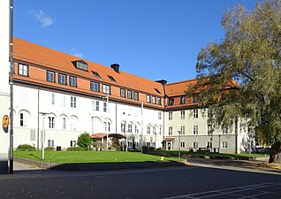 Skolgården med tillbyggnaderna från 1919 och 1957.