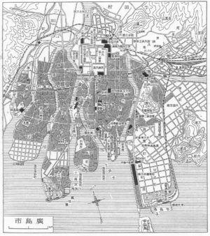 1930年頃（昭和初頭）の廣島市の地図 / この図では1928年に国泰寺町に移転した広島市役所が中島新町の旧位置のまま示されている（県庁も隣接する水主町に所在している）。また相生橋もこの時点では下手の旧橋が存在し上手の新造橋と並行しており、新しい橋から中島への連絡橋も新設される以前なので現在の形態とは異なる。