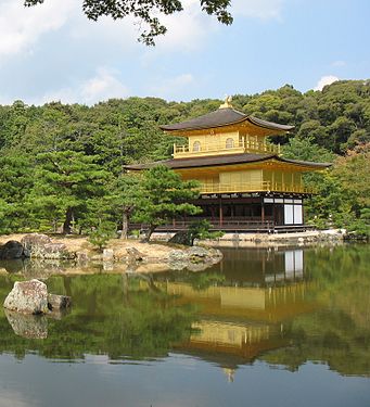 Piscina reflectora del Kinkakuji (Pabellón Dorado), Kioto, Japón.