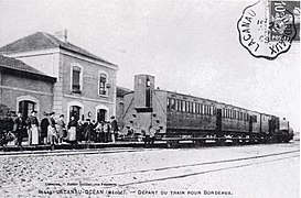 Gare de Lacanau-Ocean avec des voitures voyageurs à essieux et portières latérales.