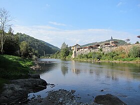 Le village vu depuis la rive du Salat.