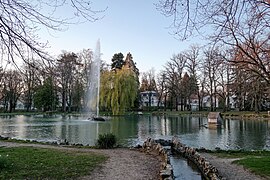 Parc thermal Édouard Guénon, le bassin et le jet.