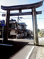 宮内鳥居（吉備津神社）鳥居の奥(神社境外)に「左 こんぴら」の道標がある