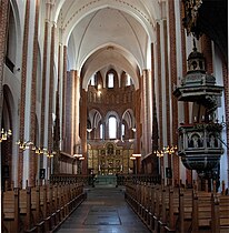 Catedral de Roskilde con características románicas y góticas (1175-1460)