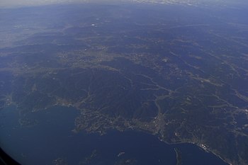 大崎上島付近から北西方向を撮影。中央が西条盆地、その左の細長いものが黒瀬盆地。手前右側が竹原市中心部、その左が東広島市安芸津町中心部（三津）、その左端が呉市安浦町]]中心部（三津口・内海）。