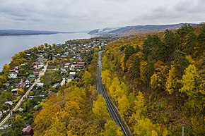 Вид с воздуха на деревню осенью с Волгой слева