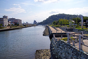 城山近くの北岸には遊歩道と公園が整備されている。