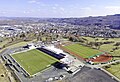 Das Sportzentrum Haarwasen Haiger: Links das Stadion, rechts daneben der Trainingsplatz und im Hintergrund die Stadt Haiger (2022)