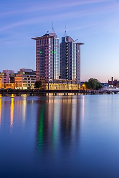 Edifício Twin Towers (Fanny-Zobel-Straße em Berlim-Treptow) visto do lado oposto do rio Spree, Berlim, Alemanha (definição 3 639 × 5 458)